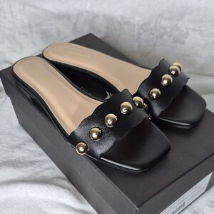 Tuckernuck Black Leather Brooke Sandals With Gold Studs Size 7.5